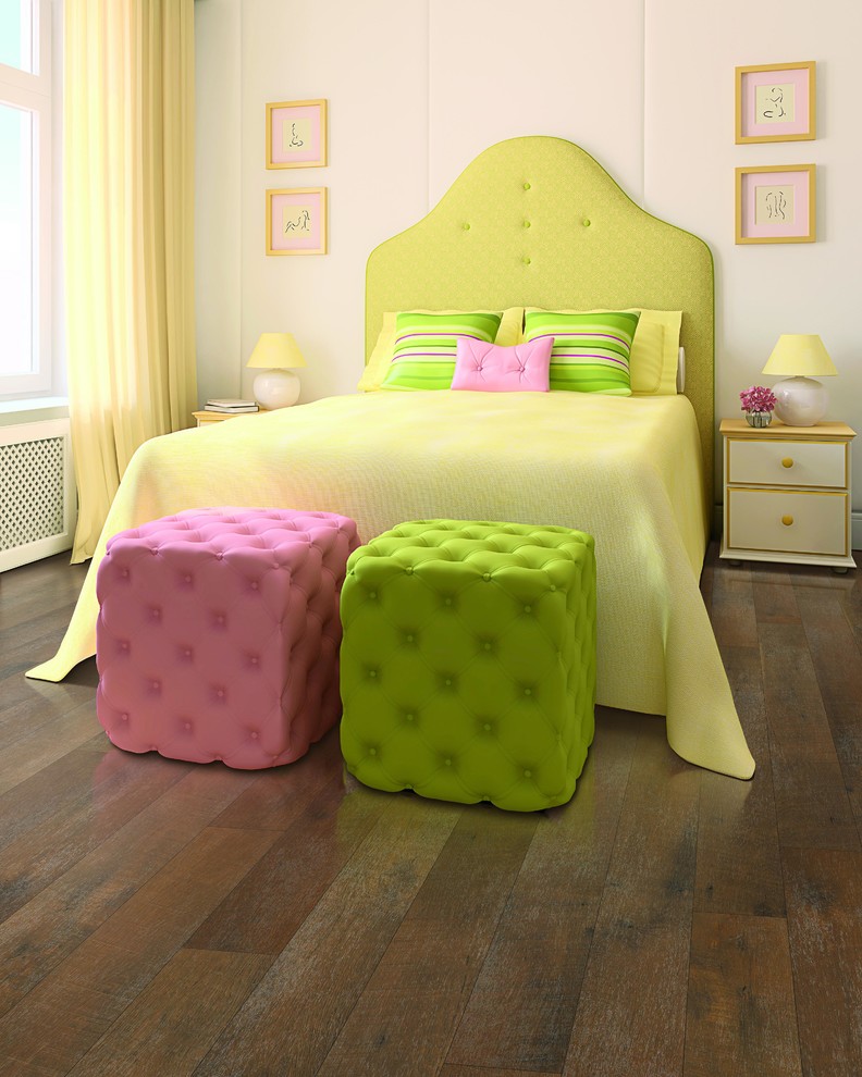 Idee per una cameretta per bambini classica di medie dimensioni con pareti beige e pavimento in legno massello medio