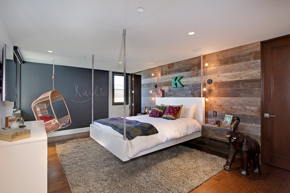 Inspiration för mellanstora eklektiska barnrum kombinerat med sovrum, med flerfärgade väggar och mörkt trägolv