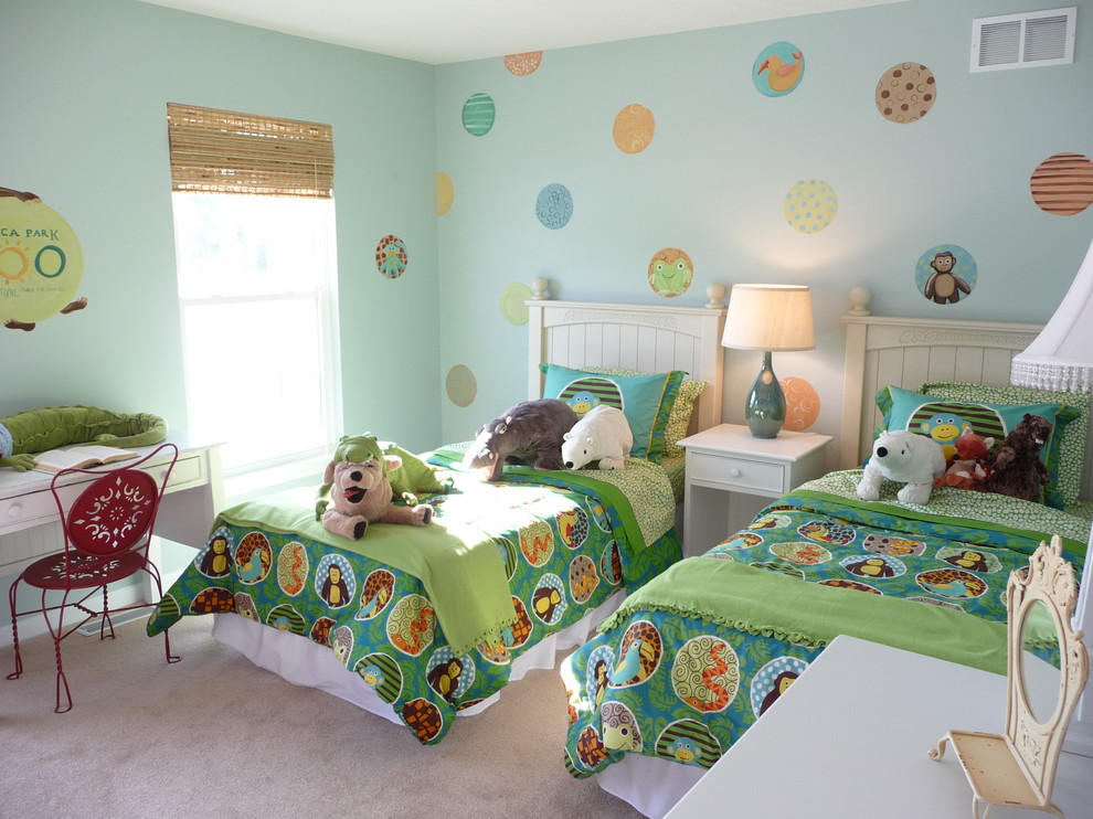 Пример оригинального дизайна: нейтральная детская в стиле фьюжн с спальным местом, синими стенами и ковровым покрытием для ребенка от 4 до 10 лет, двоих детей