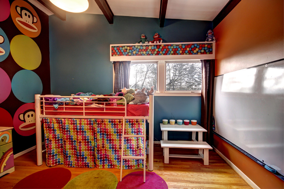 Mid-century modern kids' room photo in Grand Rapids