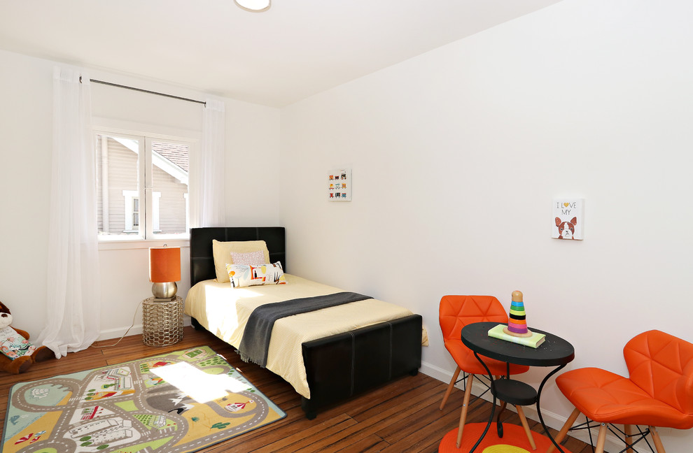 Idéer för mellanstora vintage pojkrum kombinerat med sovrum och för 4-10-åringar, med vita väggar, bambugolv och brunt golv