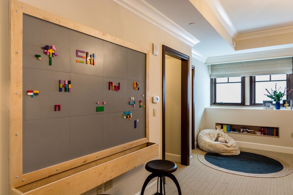 ソルトレイクシティにある高級な中くらいなトランジショナルスタイルのおしゃれな子供部屋 (ベージュの壁、カーペット敷き、児童向け、ベージュの床) の写真