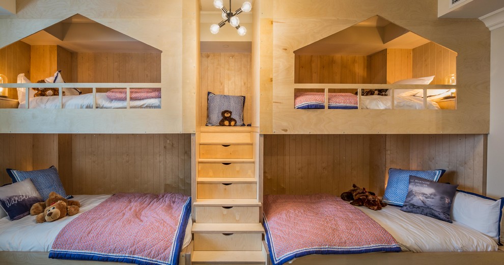 Inspiration för mellanstora klassiska könsneutrala barnrum kombinerat med sovrum och för 4-10-åringar, med beige väggar, heltäckningsmatta och beiget golv