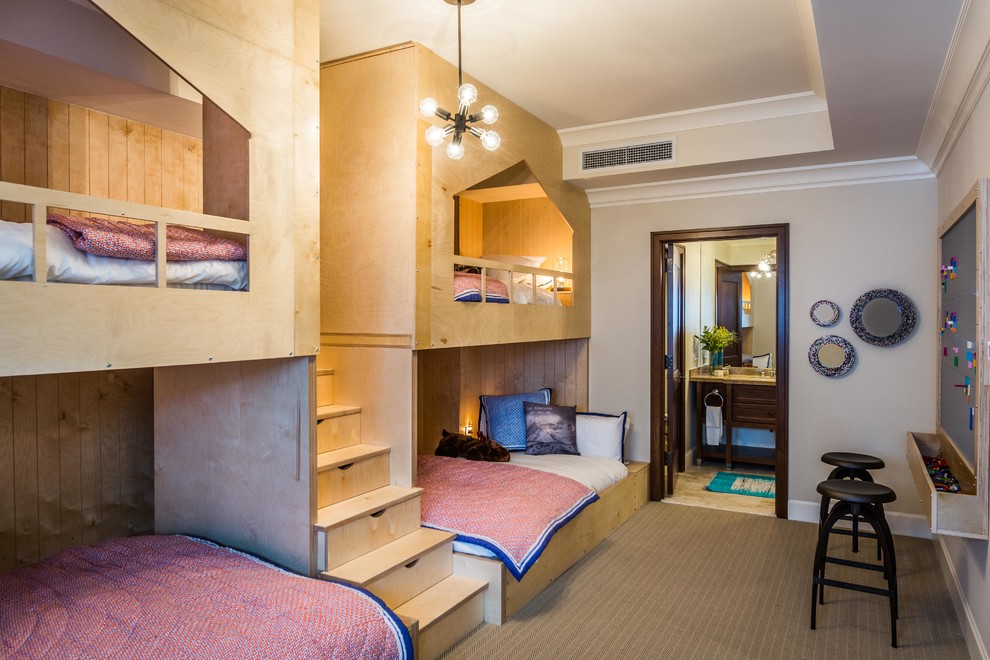 Ejemplo de dormitorio infantil de 4 a 10 años clásico renovado de tamaño medio con paredes beige, moqueta y suelo beige