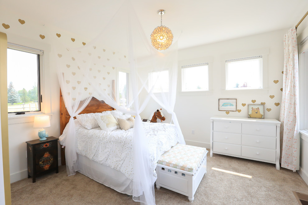 Imagen de dormitorio infantil clásico renovado con paredes blancas, moqueta y suelo beige