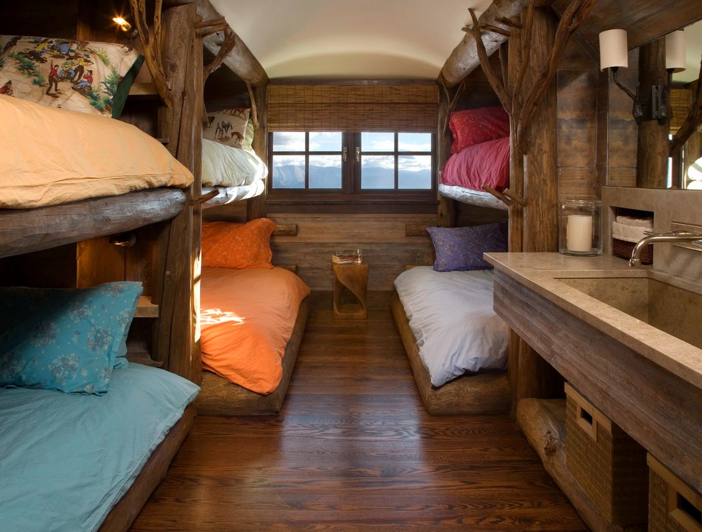 Foto de dormitorio infantil rústico de tamaño medio con suelo de madera oscura y suelo marrón