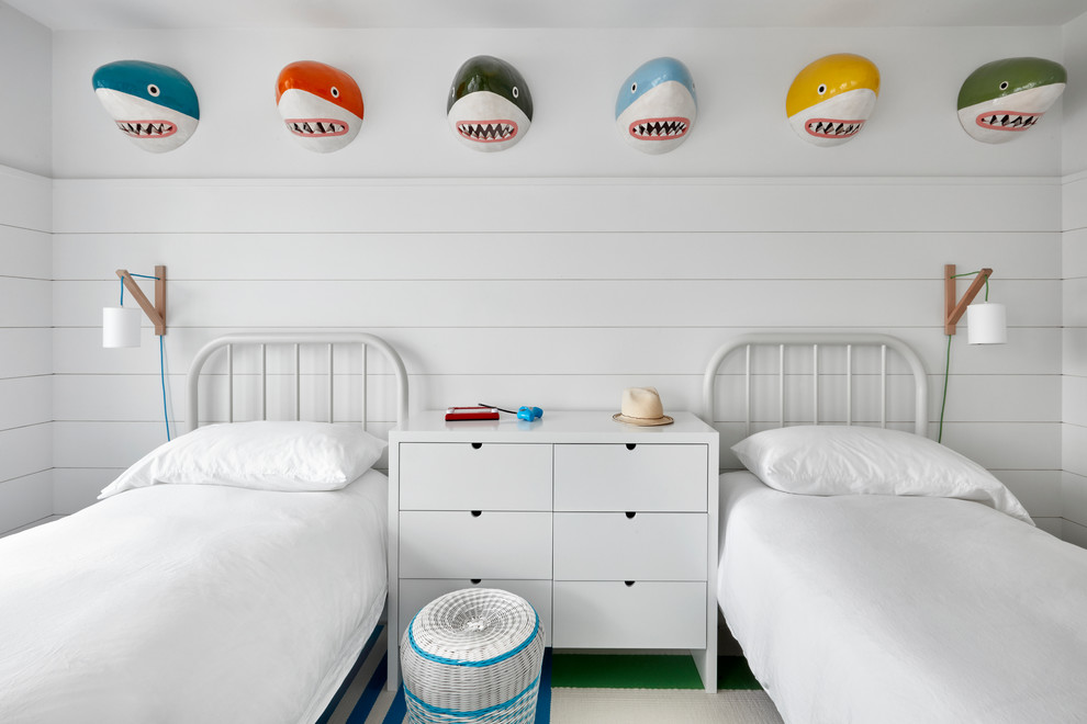 Inredning av ett maritimt könsneutralt barnrum kombinerat med sovrum och för 4-10-åringar, med vita väggar, heltäckningsmatta och flerfärgat golv