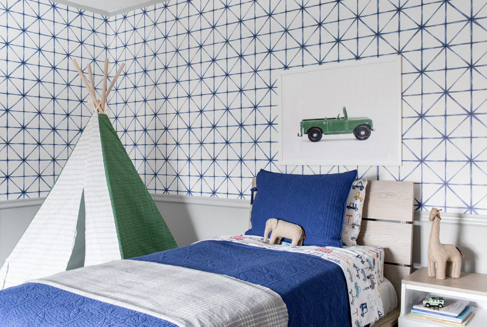 Стильный дизайн: детская в стиле неоклассика (современная классика) с спальным местом и белыми стенами - последний тренд