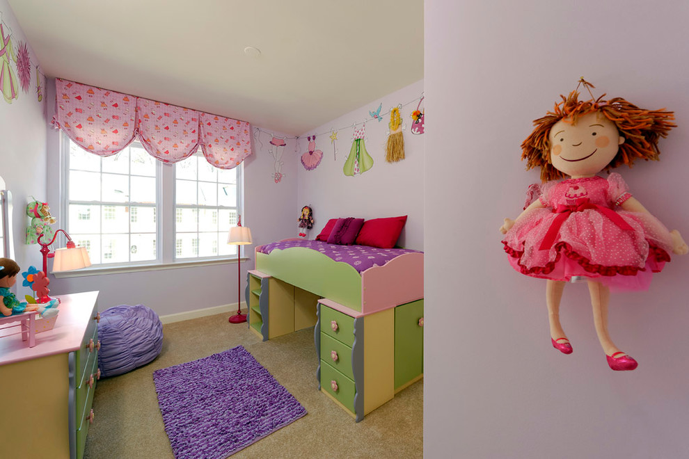 На фото: детская среднего размера в классическом стиле с спальным местом, фиолетовыми стенами и ковровым покрытием для ребенка от 4 до 10 лет, девочки