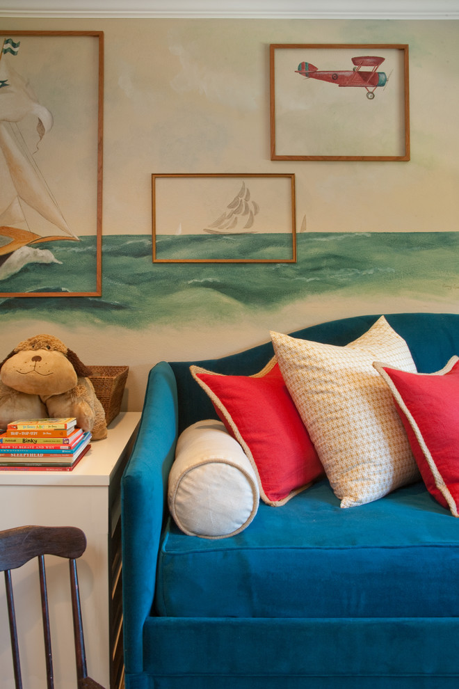 Mittelgroßes Eklektisches Jungszimmer mit Schlafplatz, beiger Wandfarbe und braunem Holzboden in Santa Barbara