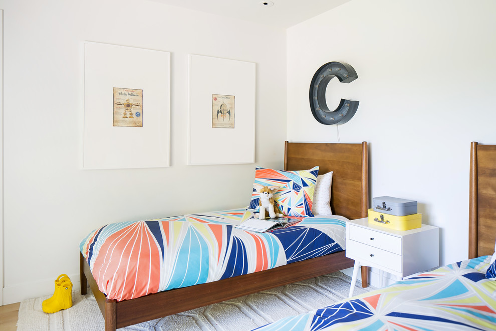Cette photo montre une chambre d'enfant rétro avec un mur blanc, parquet clair et un sol beige.
