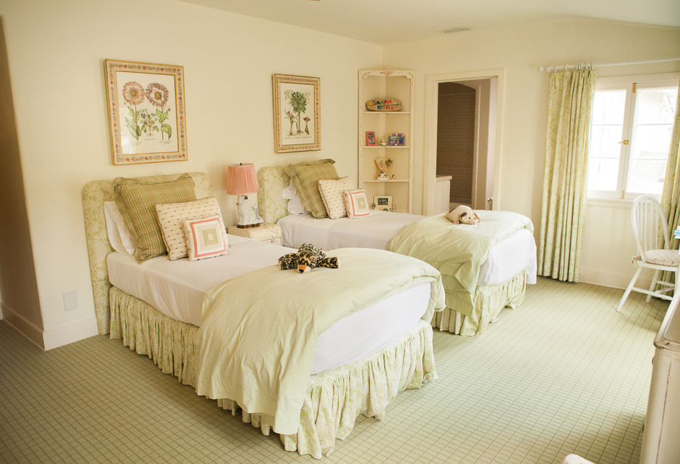 Mittelgroßes Landhaus Mädchenzimmer mit weißer Wandfarbe, Teppichboden, Schlafplatz und buntem Boden in Los Angeles