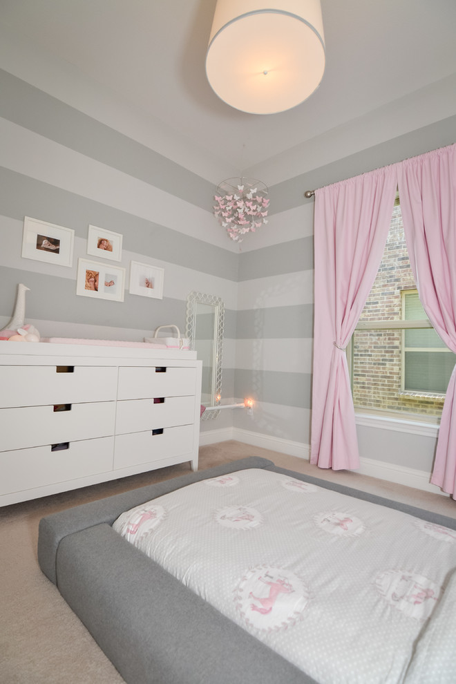 Idées déco pour une chambre d'enfant de 1 à 3 ans contemporaine de taille moyenne avec un mur gris, moquette et un sol beige.