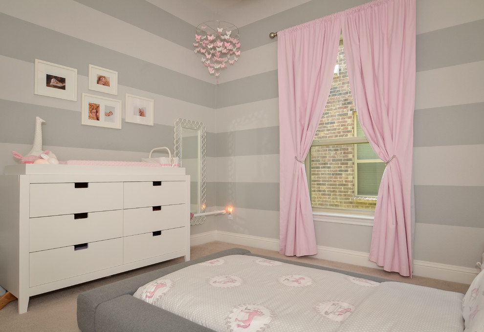 Exemple d'une chambre d'enfant de 1 à 3 ans tendance de taille moyenne avec un mur gris, moquette et un sol beige.