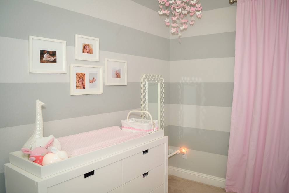 Foto de dormitorio infantil de 1 a 3 años contemporáneo de tamaño medio con paredes grises, moqueta y suelo beige