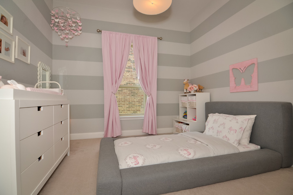 Foto på ett mellanstort funkis barnrum kombinerat med sovrum, med grå väggar, heltäckningsmatta och beiget golv