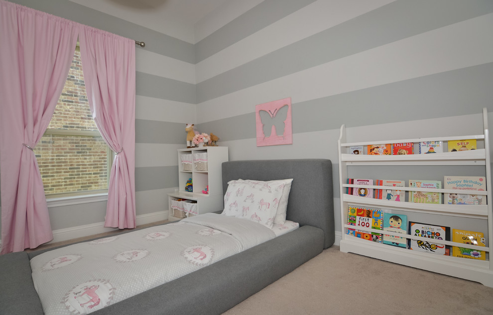 Стильный дизайн: детская среднего размера в современном стиле с спальным местом, серыми стенами, ковровым покрытием и бежевым полом для ребенка от 1 до 3 лет, девочки - последний тренд