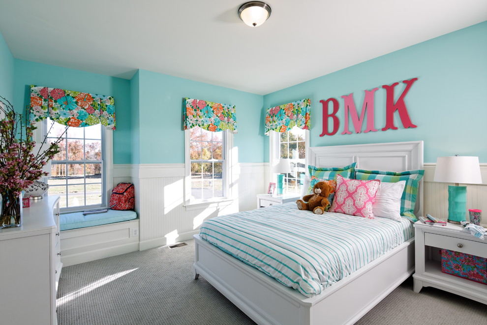 Klassisk inredning av ett stort flickrum kombinerat med sovrum och för 4-10-åringar, med blå väggar och heltäckningsmatta