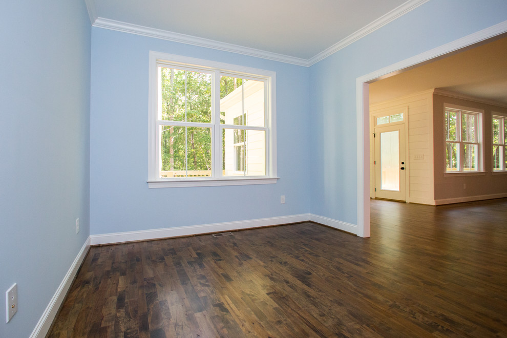 Foto di una stanza dei giochi country di medie dimensioni con pareti blu, parquet scuro e pavimento marrone