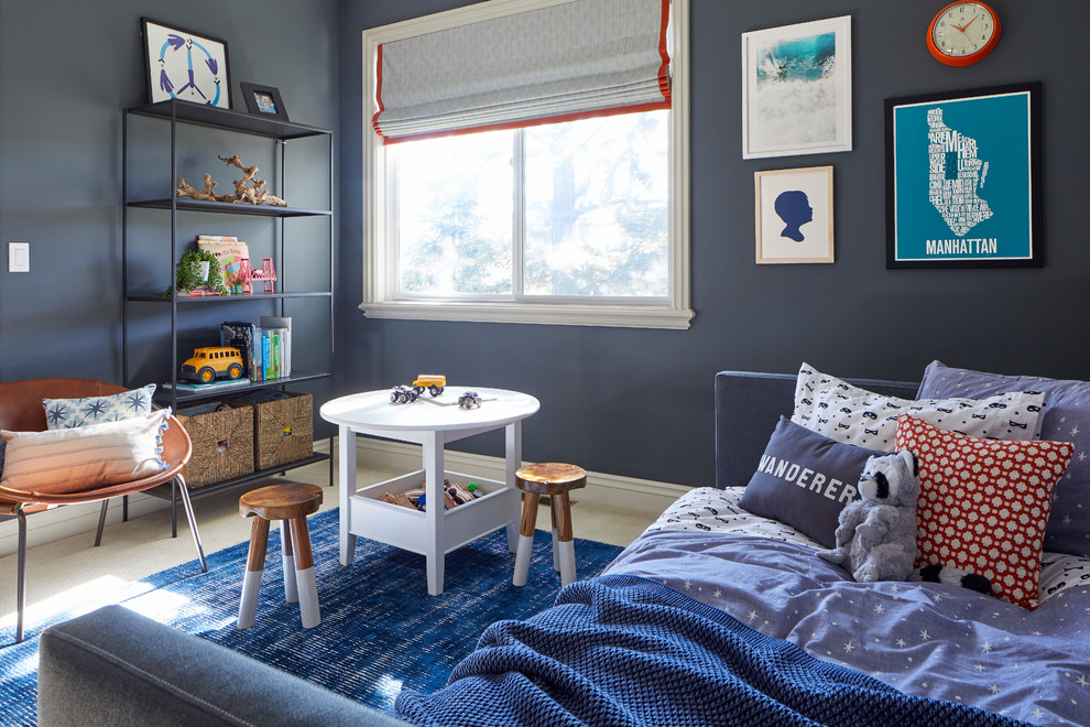 Idee per una cameretta per bambini da 4 a 10 anni chic con pareti blu, moquette e pavimento beige