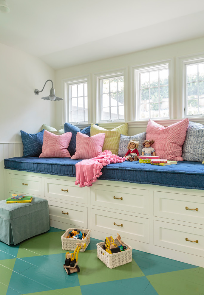 Idée de décoration pour une salle de jeux d'enfant de 4 à 10 ans champêtre avec un mur blanc, parquet peint et un sol vert.
