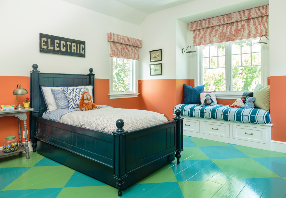 Foto på ett stort lantligt pojkrum kombinerat med sovrum och för 4-10-åringar, med målat trägolv, flerfärgade väggar och flerfärgat golv