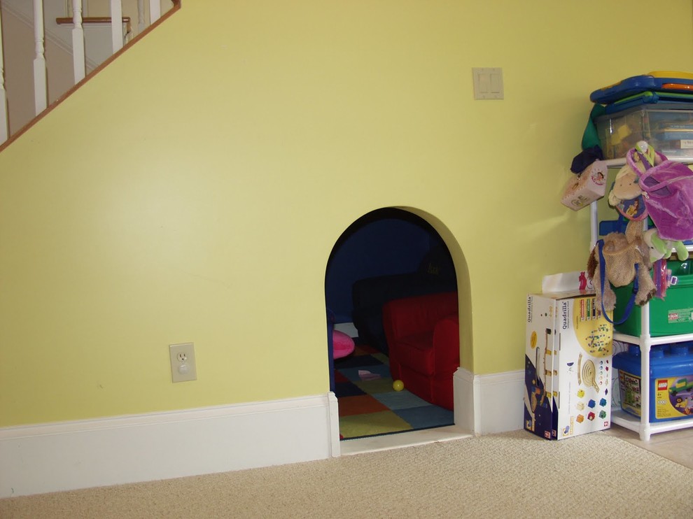 Bild på ett litet funkis könsneutralt barnrum kombinerat med lekrum och för 4-10-åringar, med gula väggar, heltäckningsmatta och beiget golv