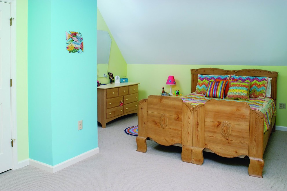 Diseño de dormitorio infantil de 4 a 10 años clásico de tamaño medio con paredes azules, moqueta y suelo beige