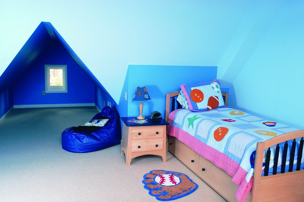 Réalisation d'une chambre d'enfant de 4 à 10 ans tradition de taille moyenne avec un mur bleu, moquette et un sol beige.