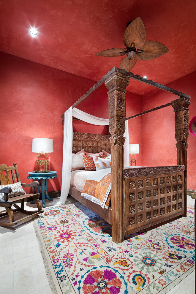 Imagen de dormitorio infantil mediterráneo grande con paredes rojas y suelo blanco