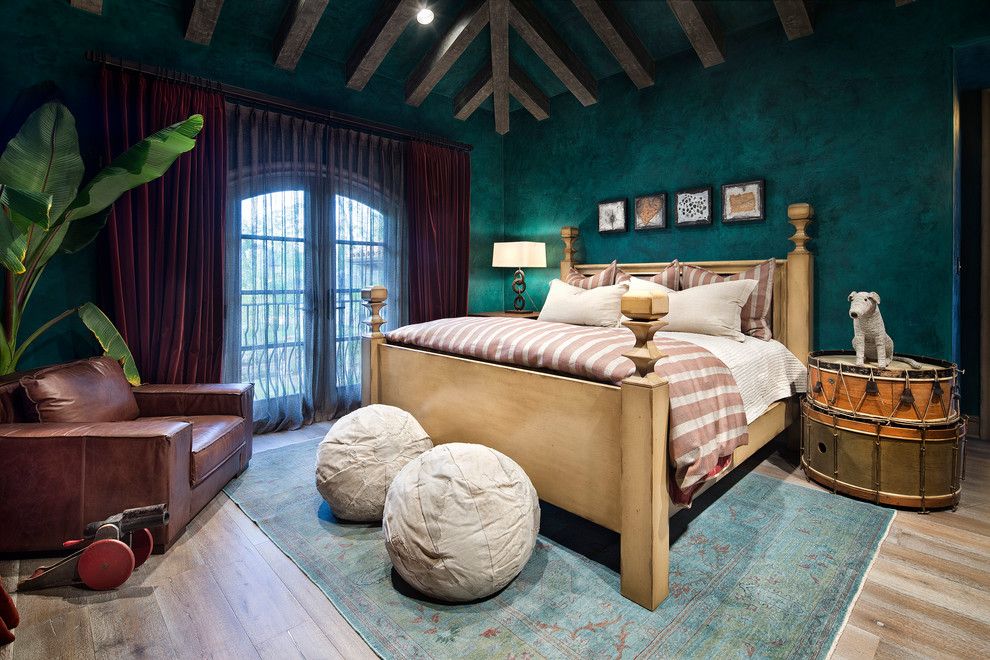 Ejemplo de dormitorio infantil mediterráneo extra grande con paredes verdes, suelo beige y suelo de madera en tonos medios