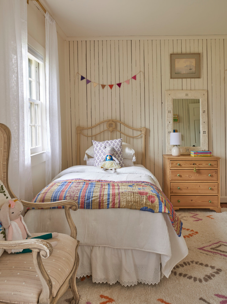 Modelo de habitación de niña campestre con paredes blancas y machihembrado