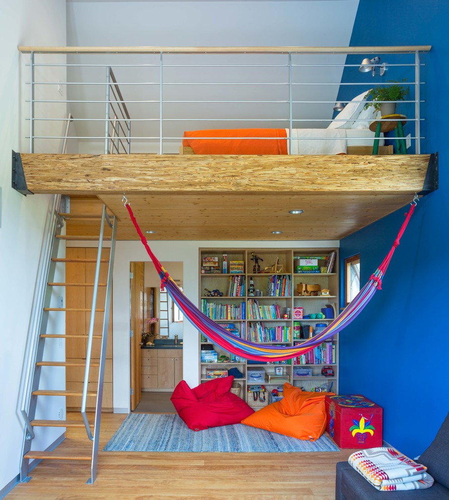 Idéer för ett skandinaviskt barnrum kombinerat med lekrum och för 4-10-åringar, med blå väggar, ljust trägolv och beiget golv