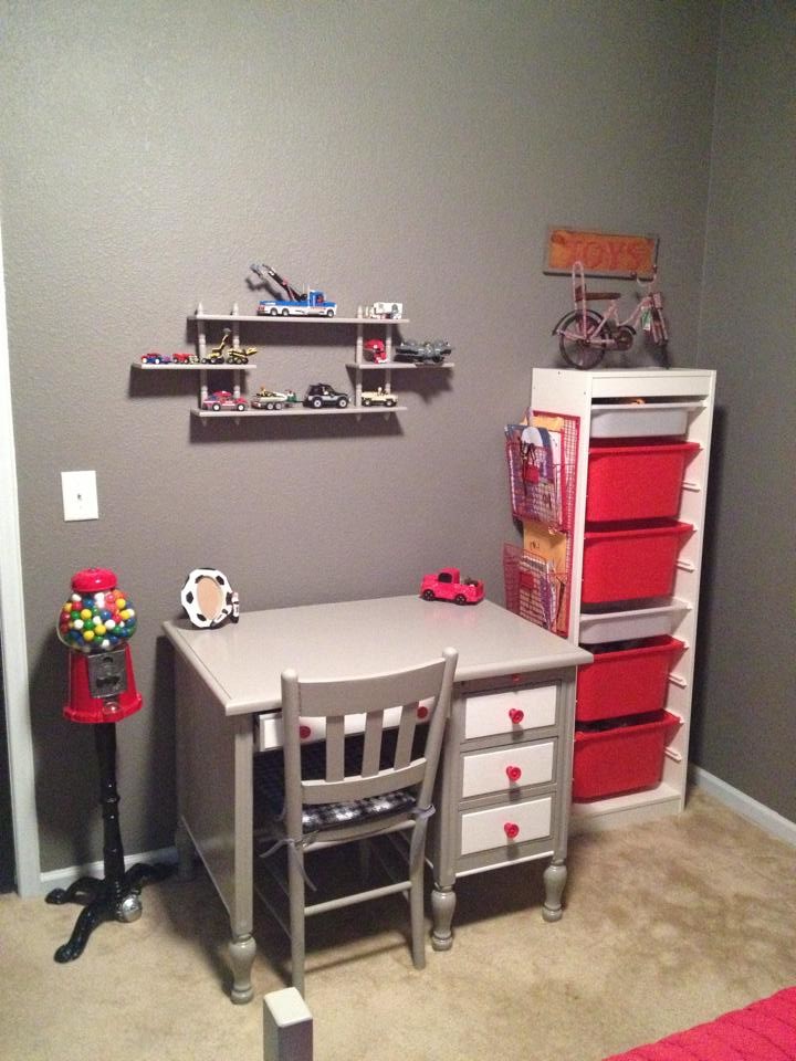 Idee per una piccola cameretta per bambini da 4 a 10 anni minimalista con pareti grigie e moquette