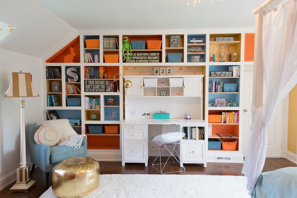 Cette photo montre une chambre d'enfant chic de taille moyenne avec un mur multicolore et parquet foncé.