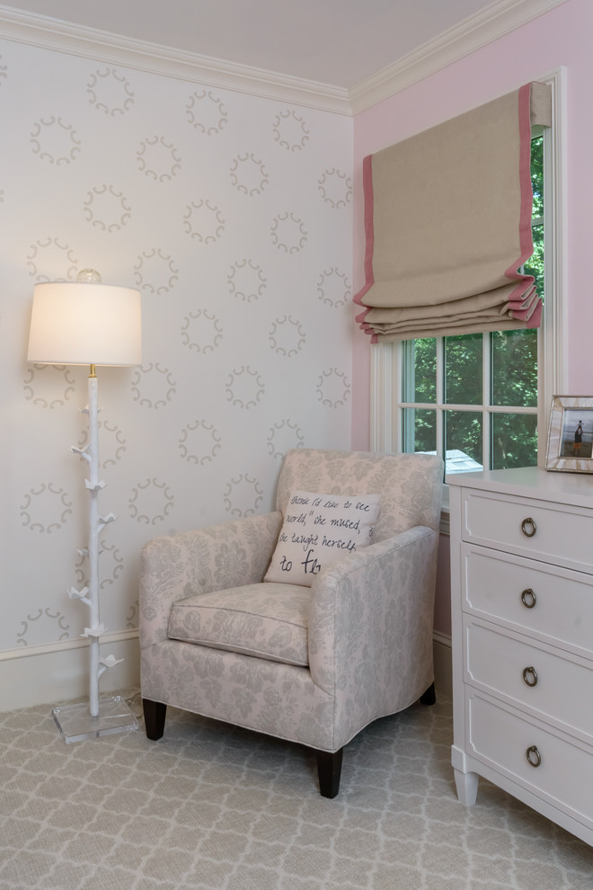 Diseño de dormitorio infantil de 4 a 10 años clásico renovado de tamaño medio con paredes rosas y moqueta