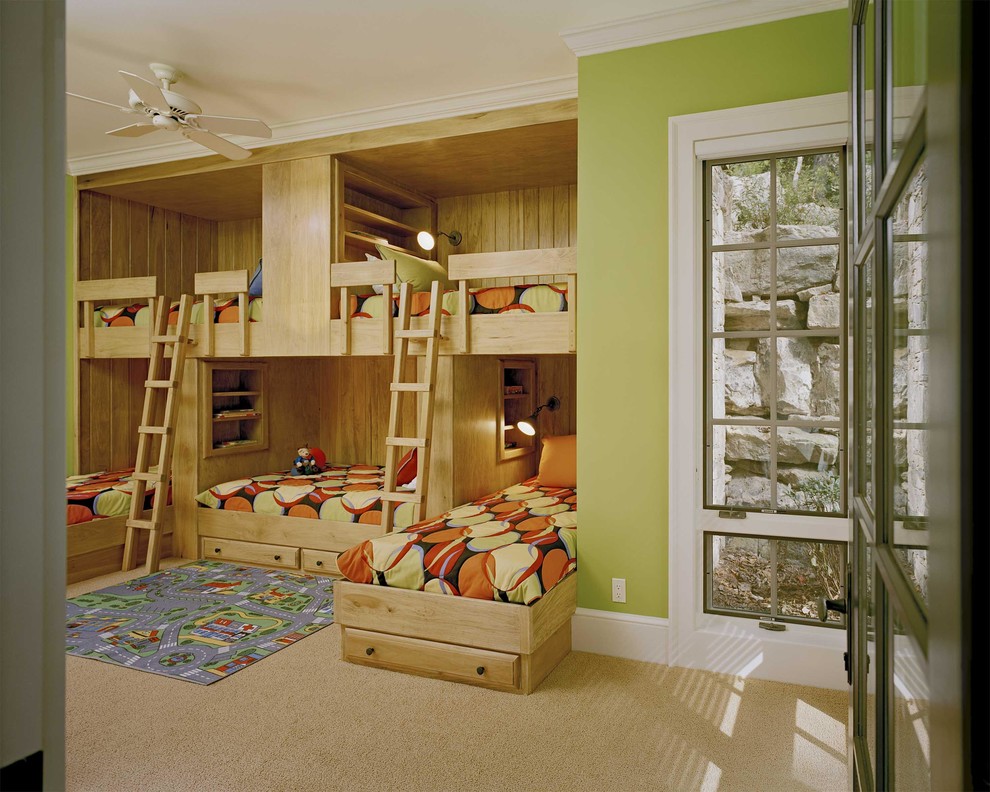 Cette image montre une chambre d'enfant chalet avec un mur vert et un lit superposé.