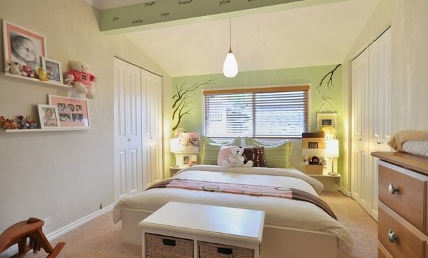 Kleines Shabby-Chic Mädchenzimmer mit Schlafplatz, grüner Wandfarbe, Teppichboden und beigem Boden in Vancouver