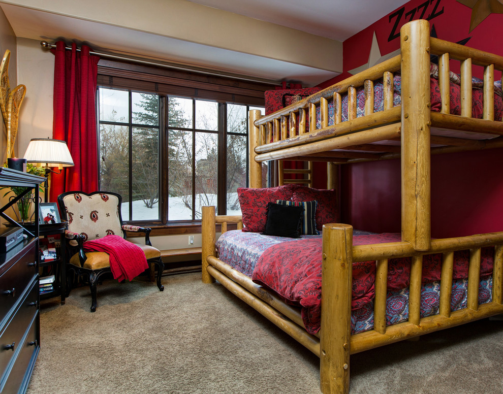 Bild på ett rustikt könsneutralt barnrum kombinerat med sovrum, med heltäckningsmatta och flerfärgade väggar