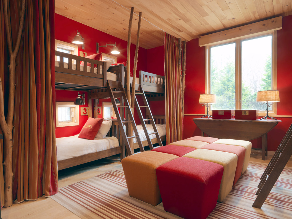 На фото: нейтральная детская в стиле рустика с спальным местом, красными стенами и светлым паркетным полом для двоих детей с