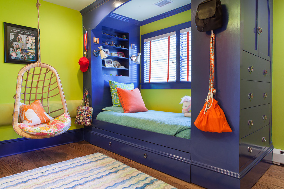 Aménagement d'une chambre d'enfant éclectique avec un mur vert, parquet foncé et un sol marron.
