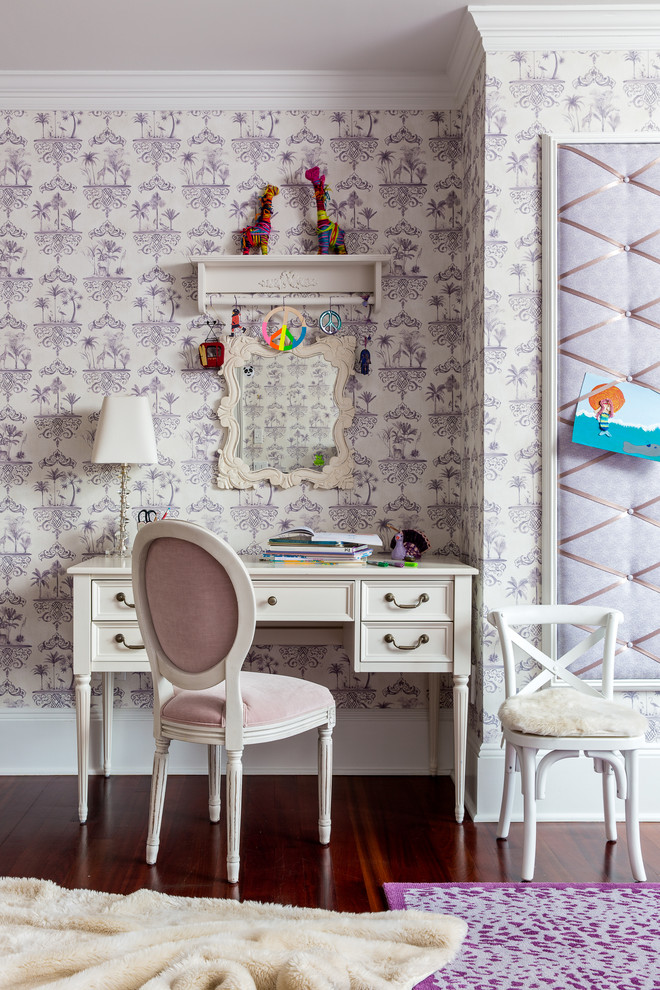 Cette image montre une grande chambre de fille de 4 à 10 ans traditionnelle avec un mur violet, un bureau et un sol en bois brun.