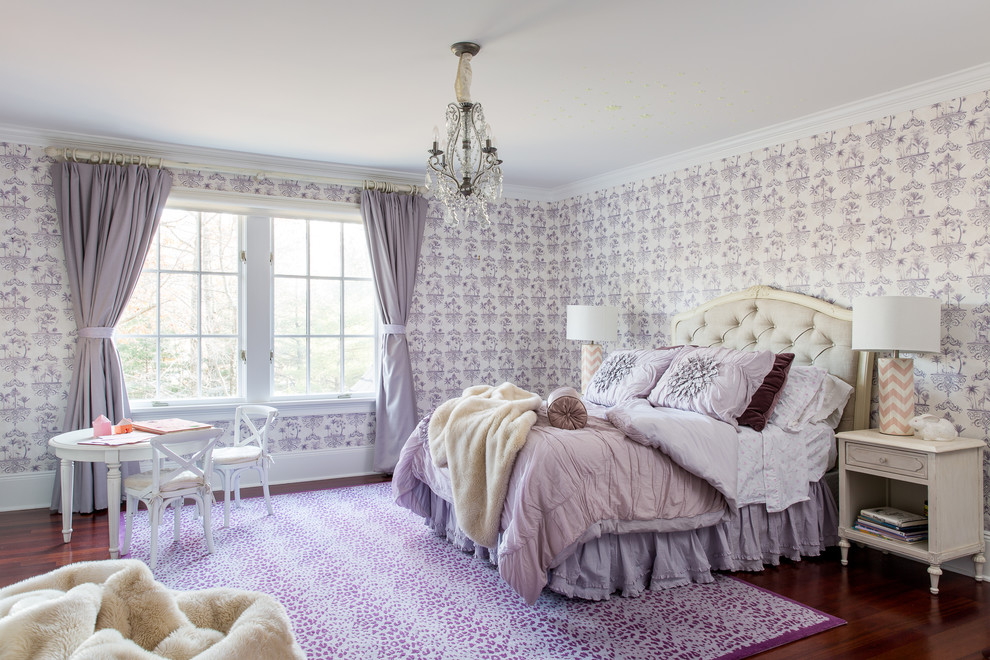Inspiration för ett mellanstort vintage flickrum kombinerat med sovrum och för 4-10-åringar, med lila väggar och mellanmörkt trägolv