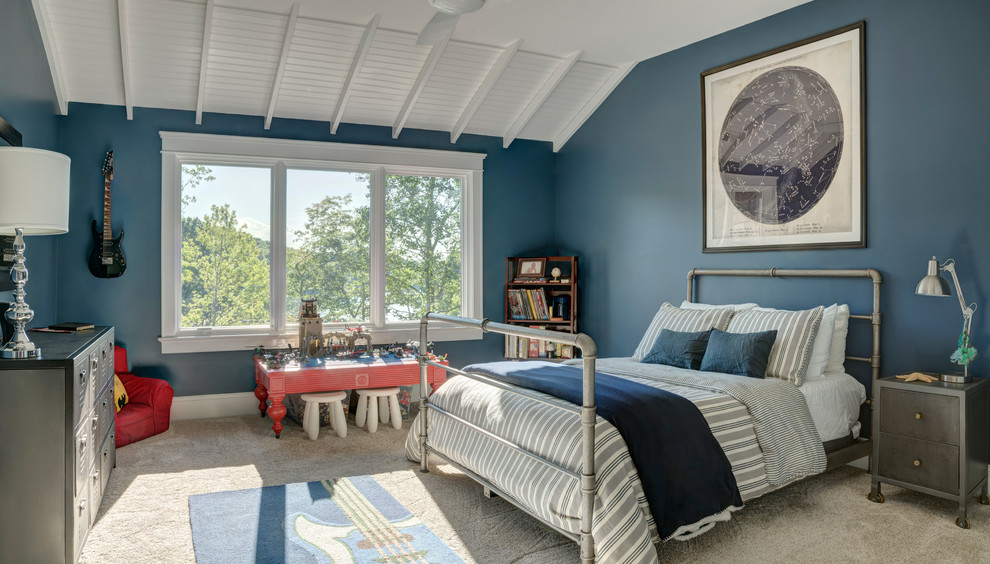 シャーロットにある広いインダストリアルスタイルのおしゃれな子供部屋 (青い壁、カーペット敷き、ティーン向け、ベージュの床) の写真