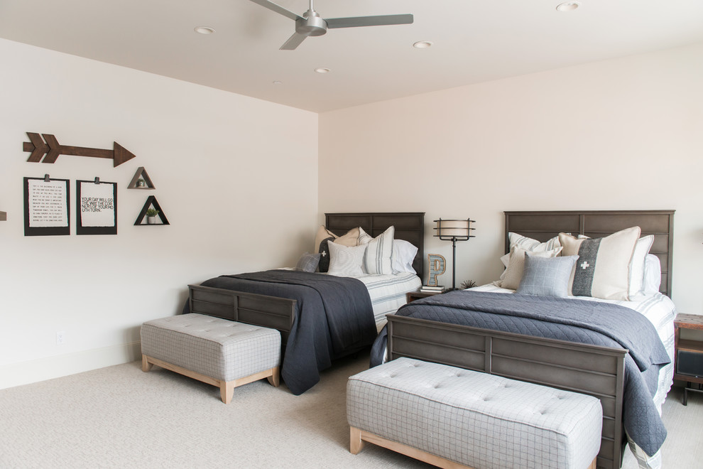 Inspiration för ett mellanstort vintage pojkrum kombinerat med sovrum och för 4-10-åringar, med vita väggar, heltäckningsmatta och grått golv