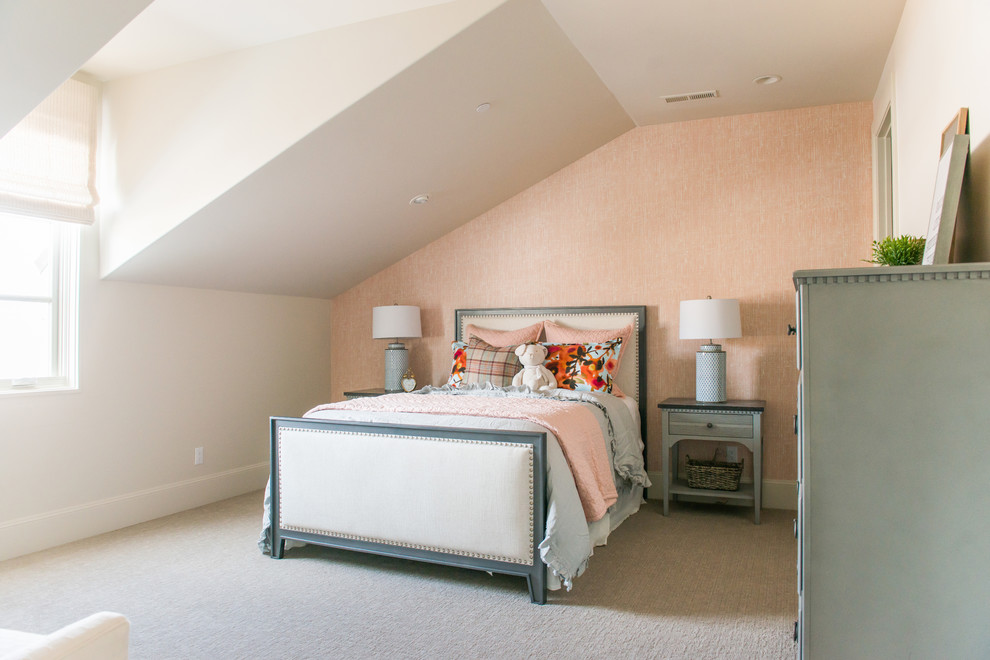 Inredning av ett klassiskt mellanstort flickrum kombinerat med sovrum och för 4-10-åringar, med rosa väggar, heltäckningsmatta och grått golv