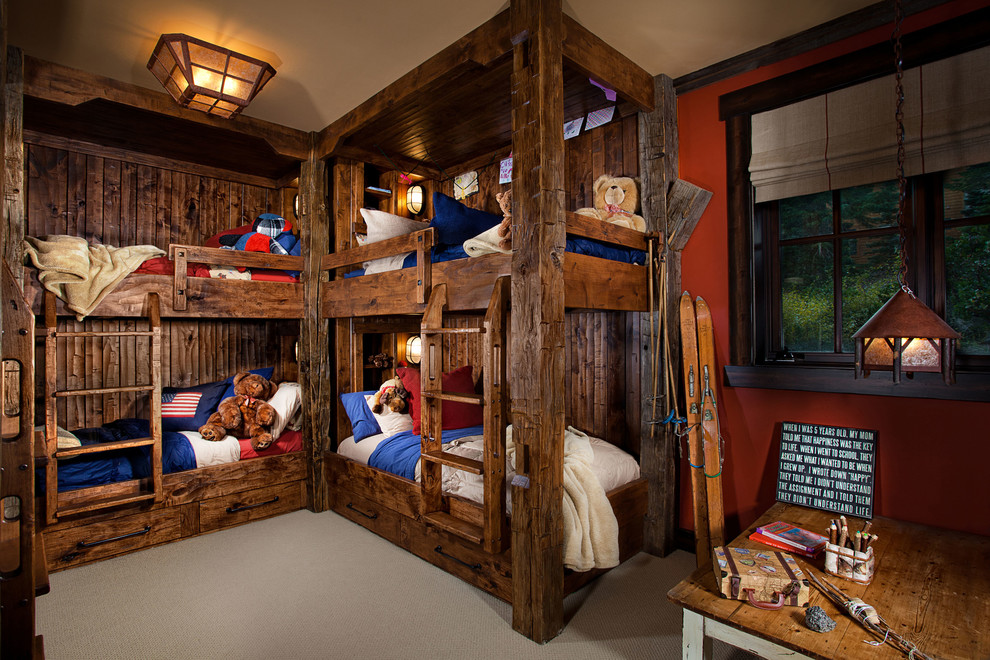 Idéer för mellanstora rustika könsneutrala barnrum kombinerat med sovrum och för 4-10-åringar, med röda väggar och heltäckningsmatta