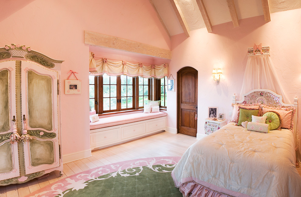 Inspiration för klassiska flickrum kombinerat med sovrum och för 4-10-åringar, med rosa väggar och ljust trägolv
