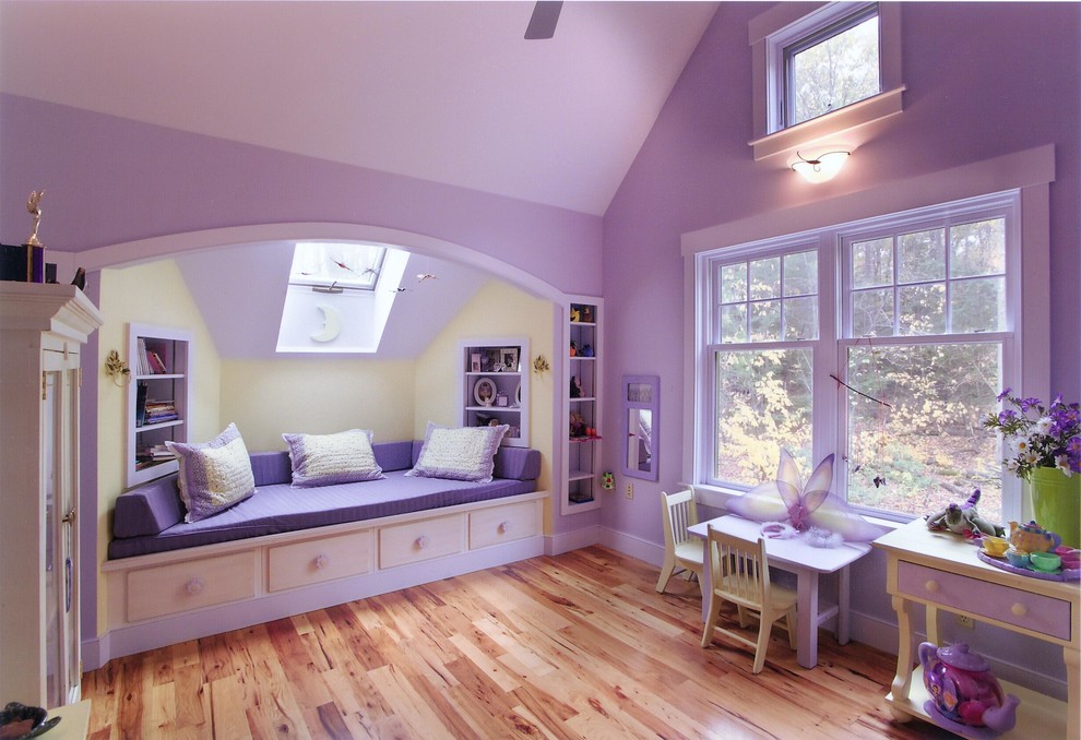 Klassisches Mädchenzimmer mit Schlafplatz, lila Wandfarbe und hellem Holzboden in Boston