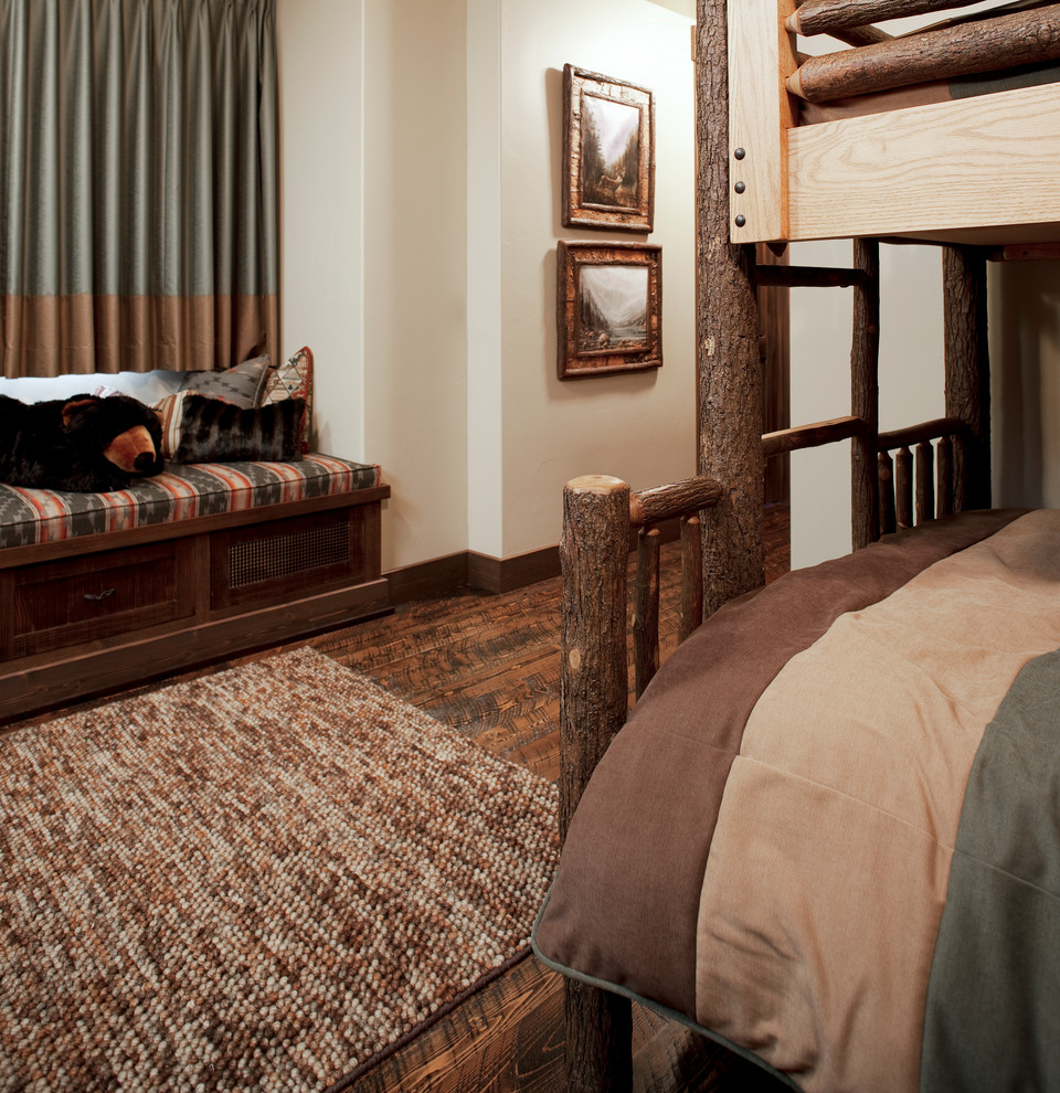 Foto de dormitorio infantil rústico grande con paredes beige y suelo de madera oscura